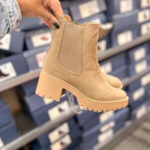 NWT! Women's Crispin Chelsea Boots with Memory Foam Insole - Universal Thread™